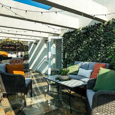 Qult - Up In The Sky Apartment Bucharest